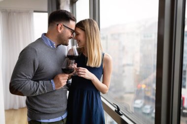 Birbirine aşık mutlu bir çift şarap içiyor ve romantik bir randevu yaşıyor.