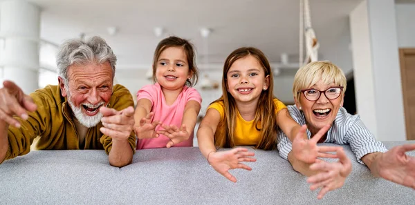 Porträtt Lyckliga Äldre Par Och Barnbarn Som Leker Tillsammans Familjekärlek — Stockfoto