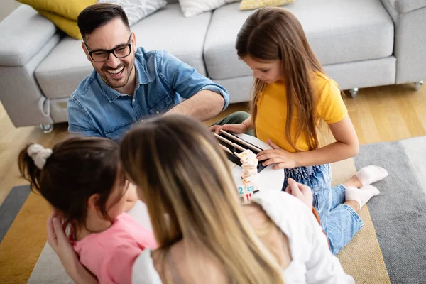 Mutlu aile eğleniyor, evde oynuyor.