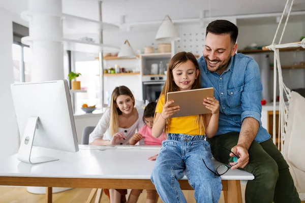 Familia Feliz Divirtiéndose Pasando Tiempo Juntos Casa — Foto de Stock