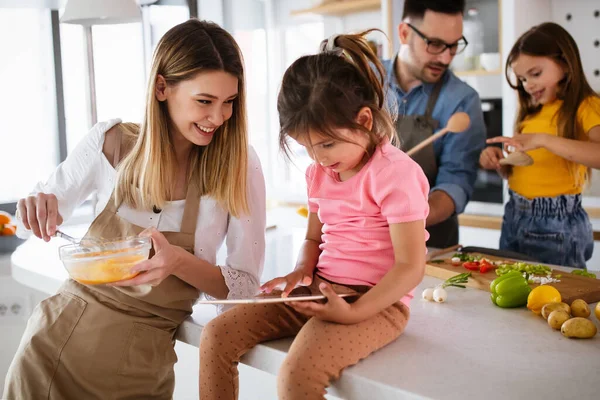 Comida Saudável Casa Família Feliz Cozinha Divertindo Cozinhando Juntos — Fotografia de Stock