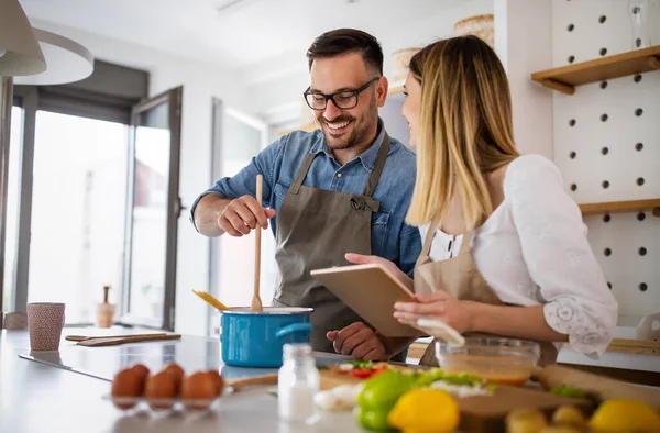 Gelukkig Paar Geniet Het Hebben Van Plezier Het Bereiden Van — Stockfoto