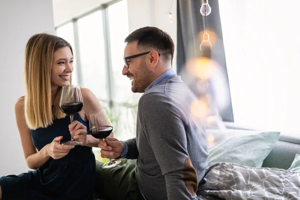 Ein Verliebtes Romantisches Paar Trinkt Wein Bei Einem Date Valentinstag — Stockfoto