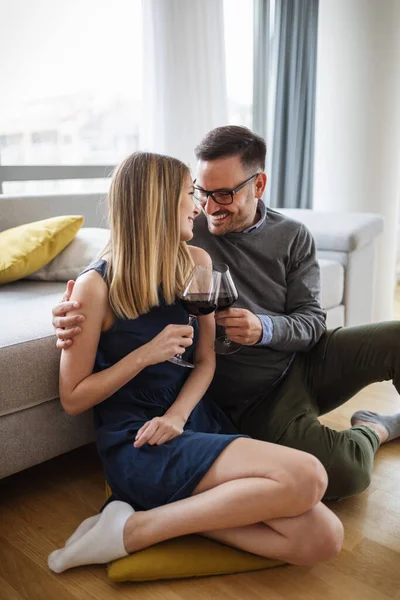 Glückliches Verliebtes Paar Trinkt Wein Und Hat Romantisches Date — Stockfoto