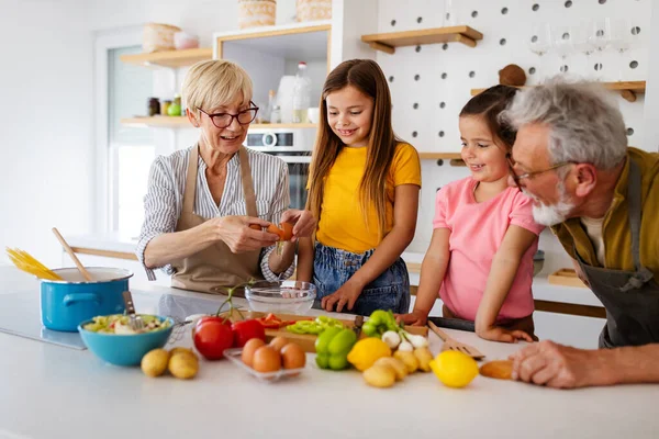 Fröhliche Familie Die Beim Kochen Der Küche Gute Zeit Miteinander — Stockfoto