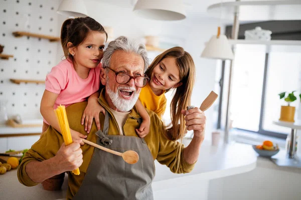 Família Geração Conceito Pessoas Avô Feliz Divertindo Com Crianças Casa — Fotografia de Stock