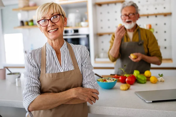 Senioren Paar Hebben Plezier Koken Samen Keuken Thuis Rechtenvrije Stockafbeeldingen
