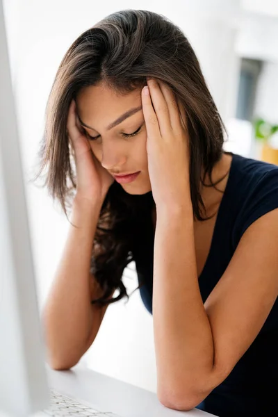 Joven Mujer Negocios Hermosa Cansado Trabajar Oficina —  Fotos de Stock