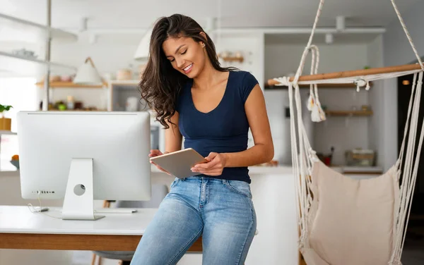 Bella Giovane Donna Che Lavora Computer Tecnologia Persone Concetto Lavoro — Foto Stock