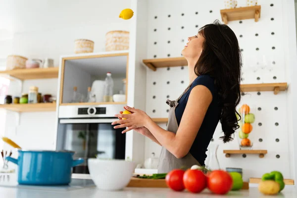 Güzel Mutlu Genç Bir Kadın Evde Yemek Yapıyor Sağlıklı Yemek — Stok fotoğraf