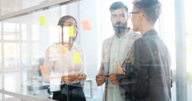 Ofisteki projede işbirliği yapan bir grup iş adamı