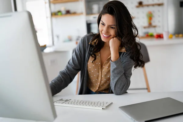 Atractiva Mujer Negocios Que Trabaja Computadora Oficina Concepto Gente Tecnología — Foto de Stock