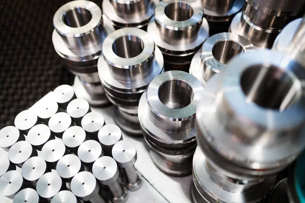 金属制造厂生产的一组金属齿轮及零件的特写 — 图库照片