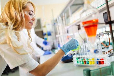 Laboratuvarda araştırma yapan genç ve güzel bir bilim kadını.