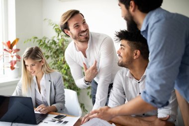 İş stratejisi ve ofiste beyin fırtınası konulu danışmanlık seminerinde sunum
