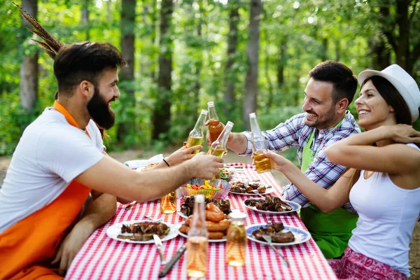 Amigos Divertindo Natureza Fazendo Churrasco — Fotografia de Stock