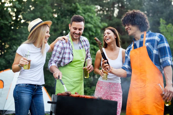 Amigos Divertindo Natureza Fazendo Churrasco — Fotografia de Stock