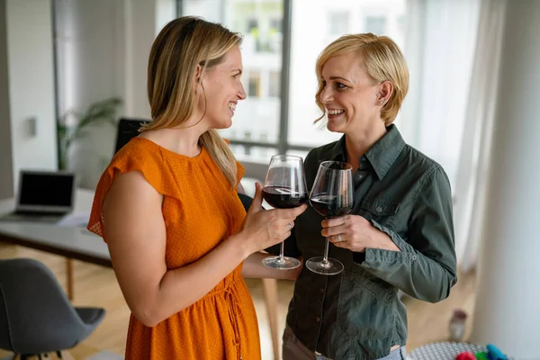 Lesbisches Verliebtes Paar Verbringt Zeit Miteinander Und Trinkt Wein Homosexualität — Stockfoto