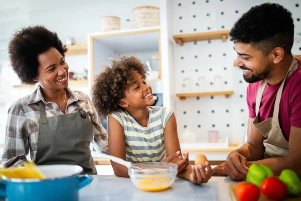 Mutfakta Birlikte Yemek Pişirip Eğlenen Siyah Bir Aile Evde Sağlıklı — Stok fotoğraf