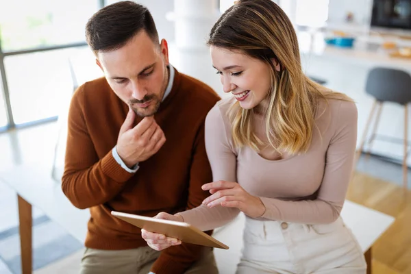 Business Team Persone Divertendosi Chiacchierando Sul Posto Lavoro Ufficio — Foto Stock