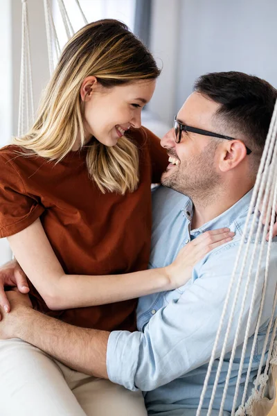 Linda Pareja Hermosa Amor Abrazos Tener Gran Tiempo Juntos Casa —  Fotos de Stock