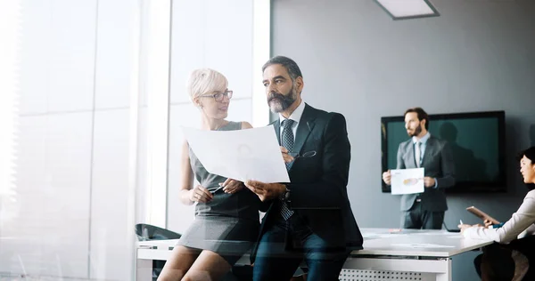 Zusammenarbeit Und Analyse Von Geschäftsleuten Die Modernen Büros Arbeiten — Stockfoto