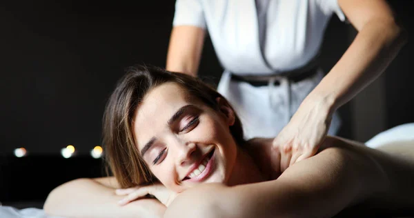 Mulher Saudável Bonita Spa Recreação Saúde Massagem Cura — Fotografia de Stock
