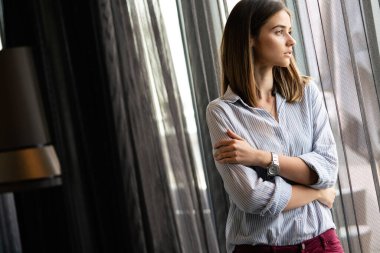 İnsanlar ve umut kavramı. Güzel genç bir kadının yakın portresi.