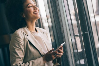 Genç ve başarılı bir siyahi iş kadınının portresi.