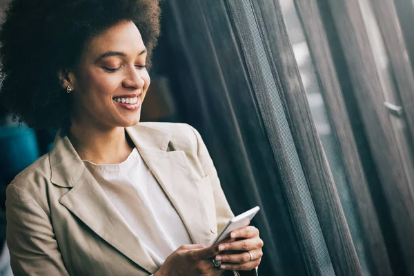 Cantik Sukses Wanita Bisnis Muda Kulit Hitam Dengan Smartphone Kantor — Stok Foto