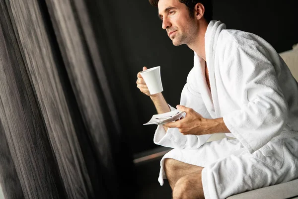 Junger Mann Bademantel Trinkt Kaffee Hotel Wellnesszentrum — Stockfoto