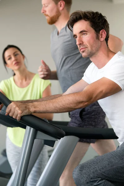 Grupo Personas Forma Gimnasio Haciendo Ejercicio Las Máquinas Cardiovasculares — Foto de Stock