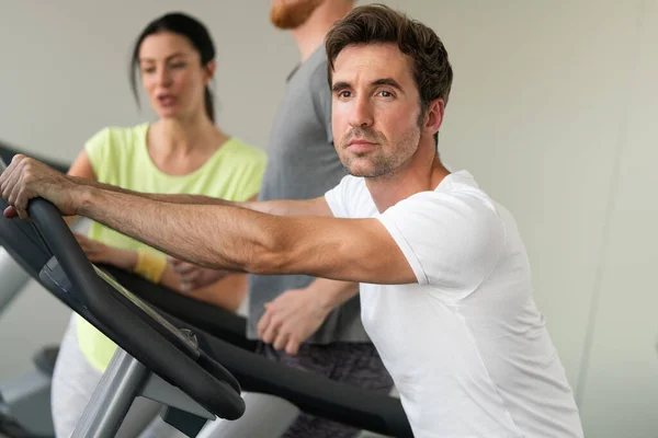 在健身房里 一组健康的人在有氧健身器械上锻炼 — 图库照片