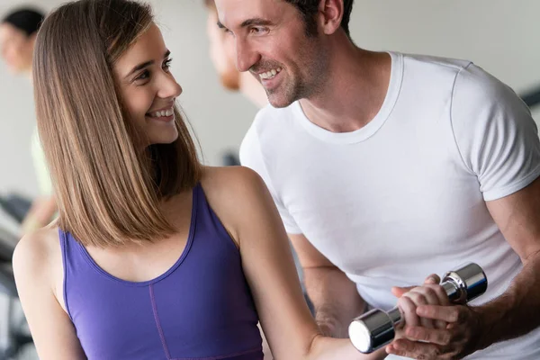 Knappe Man Trainer Flirten Met Mooie Jonge Vrouw Terwijl Het — Stockfoto