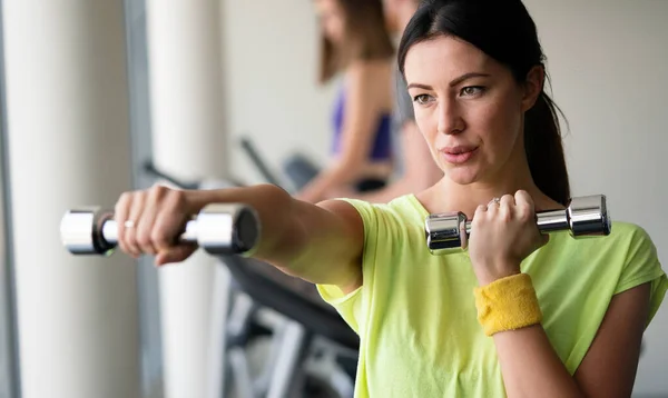 Spor Salonundaki Çekici Formda Bir Kadının Portresi — Stok fotoğraf