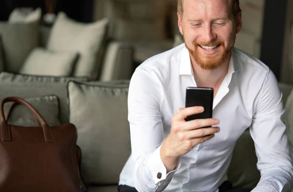 Exitoso Empresario Feliz Utilizando Teléfono Móvil Oficina Negocios Tecnología Concepto —  Fotos de Stock