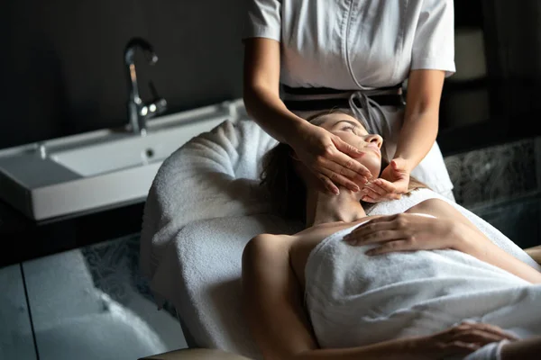 Gesundheits Schönheits Und Entspannungskonzept Hübsch Frau Spa Salon Bekommen Massage — Stockfoto