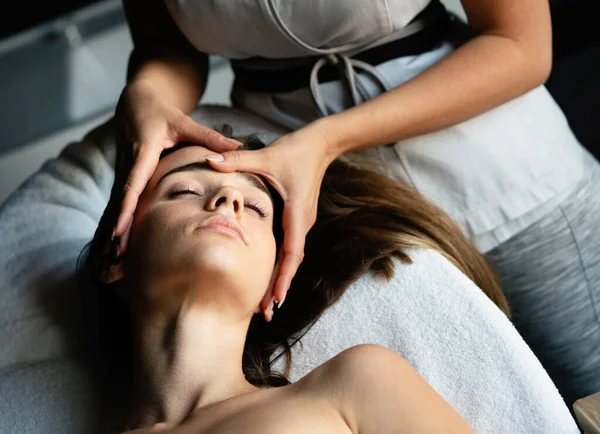 Mujer Joven Recibiendo Tratamiento Masaje Spa Salón Spa Belleza —  Fotos de Stock