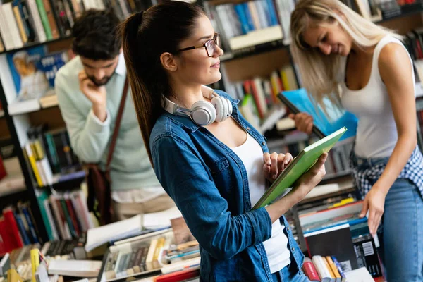 Bildungskonzept Glückliche Universitätsstudenten Bereiten Sich Auf Die Prüfung Vor Sprechen — Stockfoto
