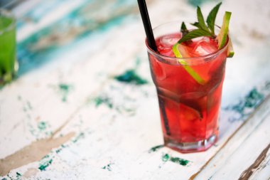 Taze çilekli mojito kokteyli veya naneli limonata.