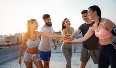 Bir grup zinde insan çatıda antrenman yapıyor.