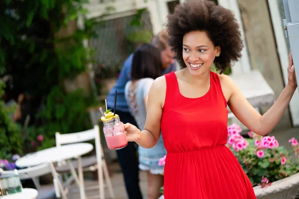 Porträt Einer Schwarzen Frau Modell Der Mode Trägt Kleid Mit — Stockfoto