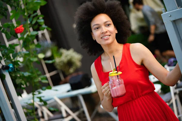 Gesunde Getränke Ernährung Entgiftung Und Menschenkonzept Nahaufnahme Von Schönen Afro — Stockfoto