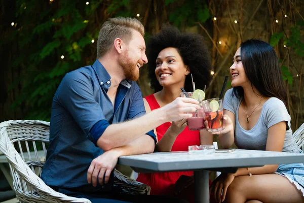 Divers Groupes Amis Heureux Amuser Parler Sourire Dans Café Plein — Photo