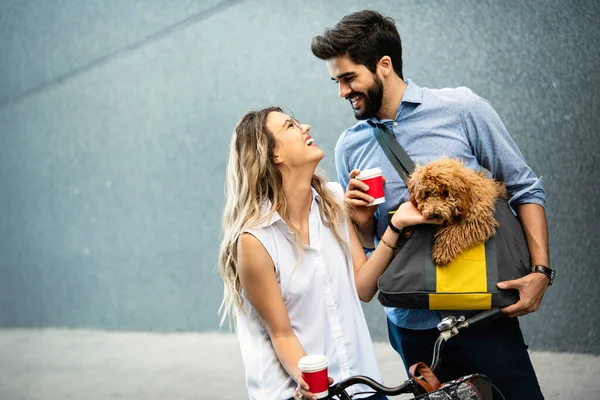 Lachendes Junges Paar Mit Kleinem Hund Geht Spazieren Redet Der — Stockfoto