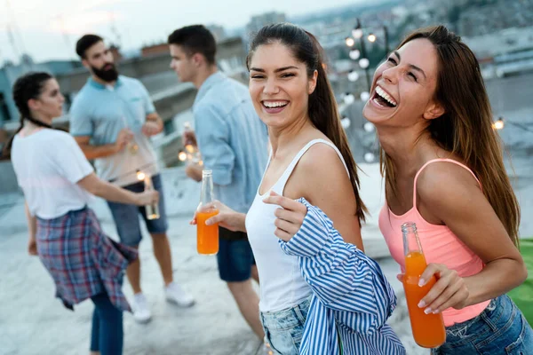 Gruppo Persone Felici Forma Che Allenano All Aperto Sul Tetto — Foto Stock