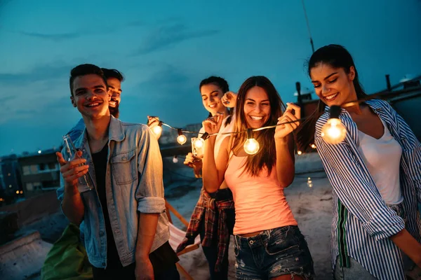 Grupo Personas Felices Forma Entrenando Aire Libre Techo — Foto de Stock