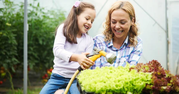 Indah Bahagia Ibu Dan Anak Bekerja Pertanian Taman Keluarga Konsep — Stok Foto