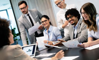 Girişimciler ve iş adamları, modern toplantı odasında mimarlar konferansı