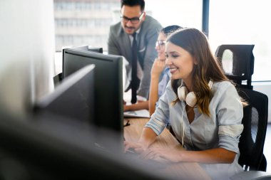 IT şirketinde işbirliği yapan programcılar uygulama geliştiriyor